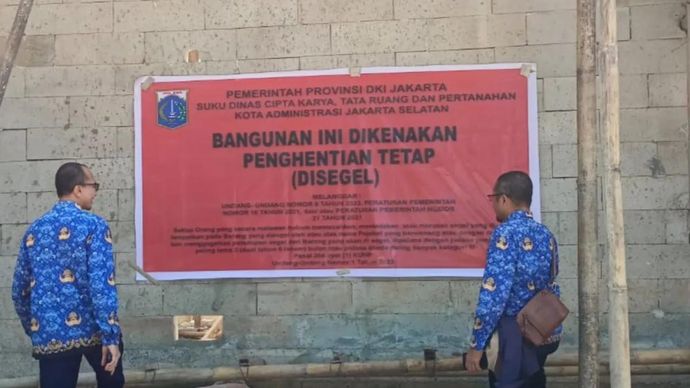 Pemerintah Kota Administrasi Jakarta Selatan melalui Suku Dinas Cipta Karya Tata Ruang, dan Pertanahan (Citata) menyegel lapangan padel yang melanggar peraturan perizinan di Jalan Asem Baris Raya, Kebon Baru, Tebet, Jakarta, Selasa 17 Maret 2026. ANTARA/Luthfia Miranda Putri.