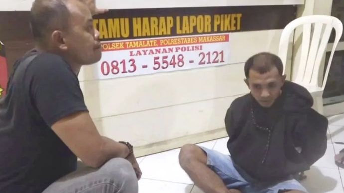 A, pelaku penyiraman air keras terhadap mantan pacarnya, U, usai diamankan. 