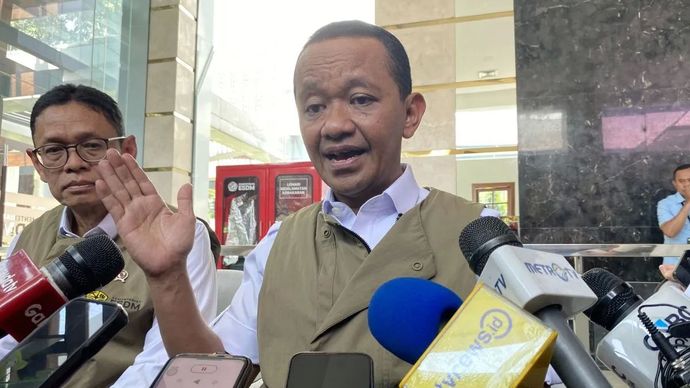 Menteri Energi dan Sumber Daya Mineral (ESDM) Bahlil Lahadalia menjawab pertanyaan wartawan di Kantor Kementerian ESDM, Jakarta, Selasa 17 Maret 2026.. ANTARA/Shofi Ayudiana
