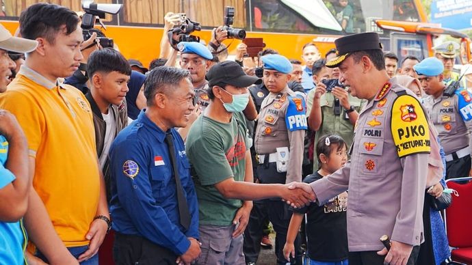 Kapolri Jenderal Listyo Sigit Prabowo berbincang dengan peserta mudik gratis Polri. 
