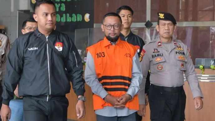 Mantan staf khusus Menteri Agama era Yaqut Cholil Qoumas, Ishfah Abidal Aziz atau Gus Alex (tengah) berjalan keluar dengan mengenakan rompi tahanan di Gedung Merah Putih KPK, Jakarta, Selasa 17 Maret 2026.. KPK menahan Ishfah Abidal Aziz selama 20 hari ke depan atau hingga 5 April 2026 usai diperiksa sebagai tersangka kasus dugaan korupsi kuota haji. ANTARA FOTO/Reno Esnir/app/tom. (ANTARA FOTO/RENO ESNIR)