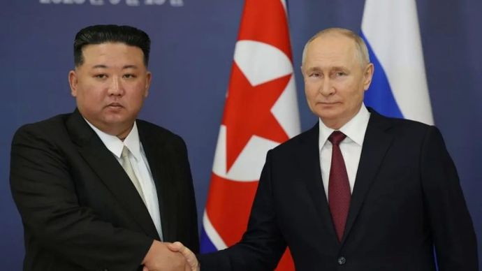 Photo file: Presiden Rusia Vladimir Putin (kanan) berjabat tangan dengan pemimpin Korea Utara Kim Jong Un dalam kunjungan Kim ke pusat peluncuran antariksa Vostochny di Timur Jauh Rusia (13/9/2023). (ANTARA/HO-Kremlin)