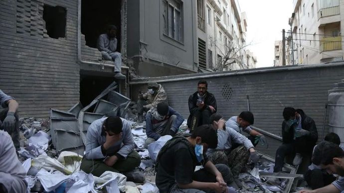 Orang-orang duduk di atas reruntuhan gedung-gedung yang hancur di sebuah area perumahan di Teheran, Iran, 15 Maret 2026. (ANTARA/Xinhua/Shadati)