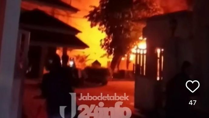 Kebakaran landa kawasan sekolah di Kalideres, Jakarta Barat. 