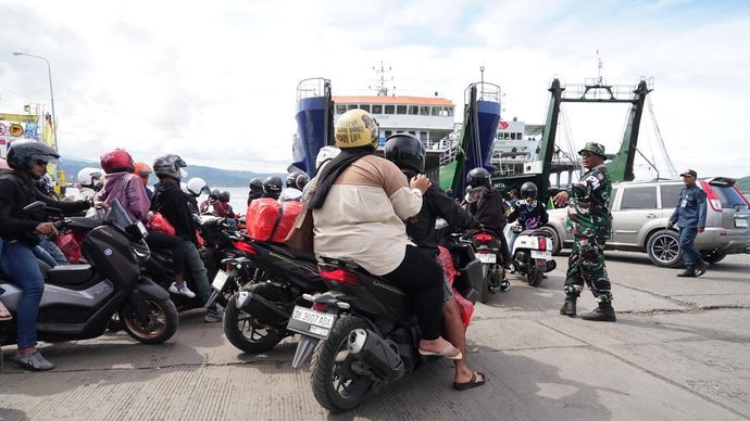  Kementerian Perhubungan (Kemenhub) melalui Direktorat Jenderal Perhubungan Darat berupaya mengurai antrean kendaraan di jalur menuju Pelabuhan Gilimanuk, Bali. 