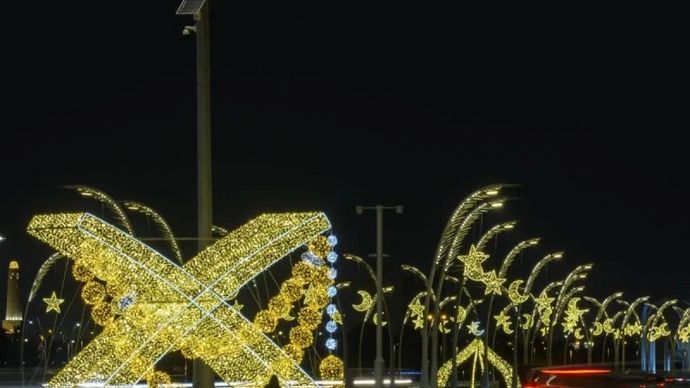 Seorang warga menyaksikan lampu hias yang terpasang di pinggir jalan Doha, Qatar, Jumat (27/2/2026). Lampu hias dengan beragam bentuk itu terpasang di berbagai sudut Kota Doha selama bulan Ramadhan. ANTARA FOTO/Xinhua/Nikku/tom.