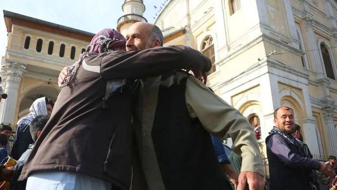 Arsip foto - Warga Afghanistan saling menyapa setelah menunaikan ibadah shalat Idul Fitri di Kabul, ibu kota Afghanistan (10/4/2024). ANTARA/Xinhua/Saifurahman Safi/aa.