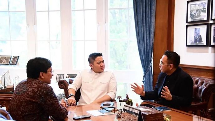 Sekretaris Kabinet Teddy Indra Wijaya (tengah) bersama dengan Staf Khusus Presiden Bidang Ekonomi Kreatif Yovie Widianto (kiri), dan Utusan Khusus Presiden Bidang Pembinaan Generasi Muda dan Pekerja Seni Raffi Ahmad (kanan) berdiskusi membahas sejumlah isu strategis, termasuk penguatan Bahasa Indonesia sebagai identitas bangsa, di Kantor Sekretariat Kabinet, Jakarta, Rabu (18/3/2026). ANTARA/HO-Sekretariat Kabinet.