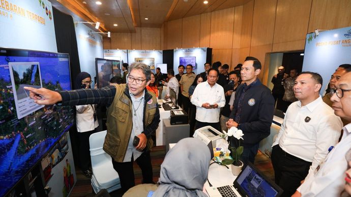 Menteri Koordinator Bidang Infrastruktur dan Pembangunan Kewilayahan, Agus Harimurti Yudhoyono (AHY), memantau langsung kondisi transportasi nasional.