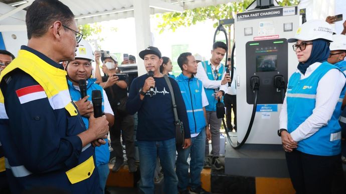 Wakil Menteri Energi dan Sumber Daya Mineral (ESDM), Yuliot (kiri) ketika menyapa salah satu pengguna kendaraan listrik yang sedang melakukan pengisian daya di Rest Area KM 379A, Batang, Jawa Tengah.