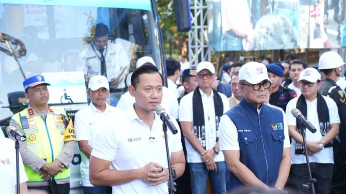 Menteri Koordinator Bidang Insfrastruktur dan Pembangunan Kewilayahan, Agus Harimurti Yudhoyono (kiri depan) dan Kepala BP BUMN, Dony Oskaria (kanan depan) dalam pelepasan Program Mudik Gratis Bersama BUMN di kompleks Gelora Bung Karno (GBK), Jakarta, Selasa (17/3).
