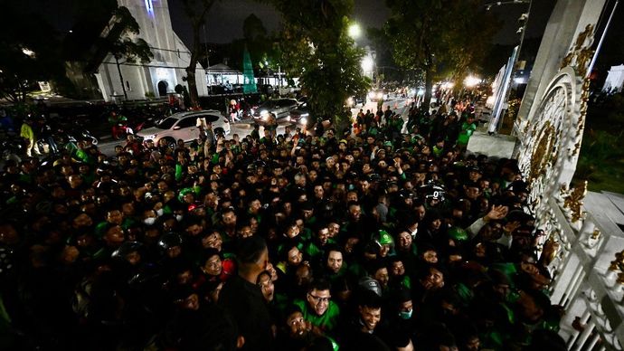 Prabowo Salurkan Ribuan Paket Sembako untuk Warga Sumatra Utara