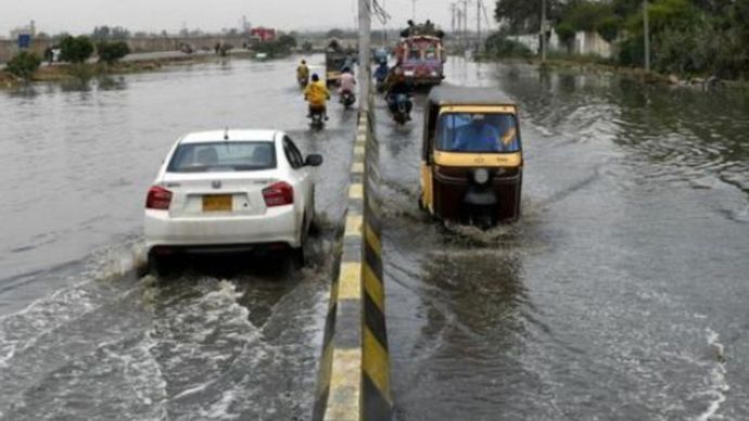 Orang-orang melintasi jalan yang tergenang air setelah hujan lebat di Karachi, Pakistan, pada 19 Maret 2026. (Xinhua/Str)Orang-orang melintasi jalan yang tergenang air setelah hujan lebat di Karachi, Pakistan, pada 19 Maret 2026. (Xinhua/Str)