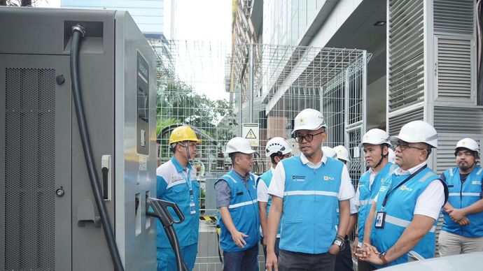 Direktur Teknologi, Engineering, dan Keberlanjutan PLN, E. Haryadi (ketiga dari kiri), didampingi oleh General Manager PLN Unit Induk Distribusi (UID) Sumatera Utara, Mundhakir (ketiga dari kanan), dan Senior Manager Niaga dan Manajemen Pelanggan PLN UID Sumatera Utara, Donny Adriansyah (kedua dari kanan), saat meninjau SPKLU di Hotel Cambridge, Medan, Sumatera Utara yang menjadi salah satu titik pengisian daya kendaraan listrik bagi masyarakat.