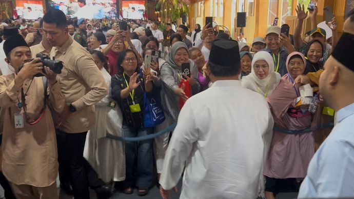 Prabowo Subianto menunjukkan kedekatan dengan masyarakat saat menggelar open house Idulfitri 1447 Hijriah di Kompleks Istana Kepresidenan, Jakarta, Sabtu, 21 Maret 2026