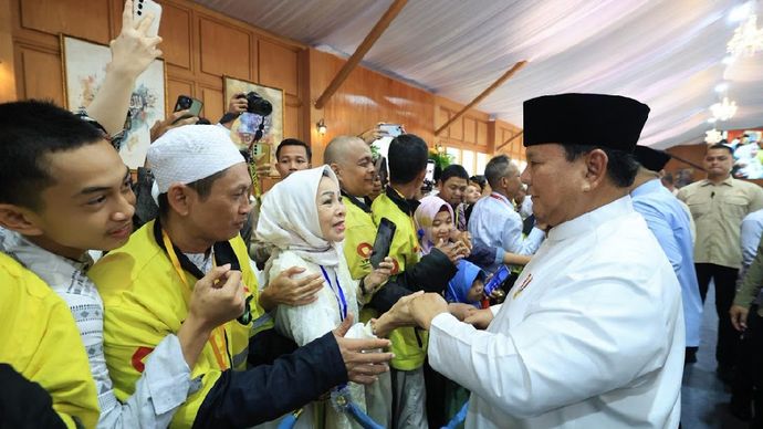 Bantuan paket sembako dari Presiden RI Prabowo Subianto pada momentum open house Lebaran di Istana Negara, Jakarta, disambut antusias warga, tak terkecuali para driver ojek online (ojol)