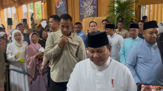 Prabowo Subianto menunjukkan kedekatan dengan masyarakat saat menggelar open house Idulfitri 1447 Hijriah di Kompleks Istana Kepresidenan, Jakarta, Sabtu, 21 Maret 2026