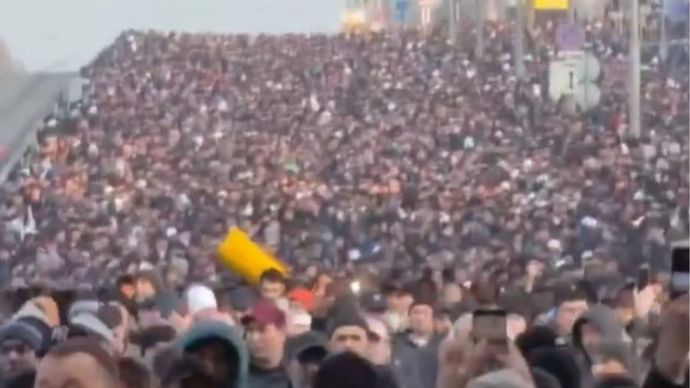 Ribuan umat Muslim memadati pusat ibu kota Moskow untuk menunaikan Salat Idul Fitri 1447 Hijriah.