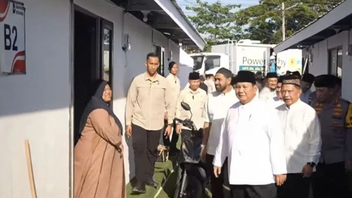Prabowo Subianto meninjau hunian sementara (huntara) yang dibangun pemerintah untuk korban bencana di Kabupaten Aceh Tamiang