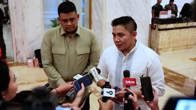 Sekretaris Kabinet Teddy Indra Wijaya dan Gubernur Sumatera Utara Bobby Nasution.