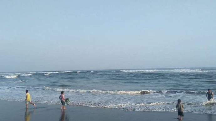 Ilustrasi - Sejumlah wisatawan berwisata di Pantai Sodong, Desa Karangbenda, Kecamatan Adipala, Kabupaten Cilacap, Jawa Tengah, beberapa waktu silam. 