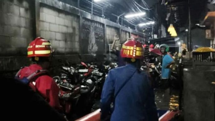 Petugas Suku Dinas Penanggulangan Kebakaran dan Penyelamatan (Gulkarmat) Jakarta Timur (Jaktim) mengevakuasi dua warga dalam kondisi sakit saat banjir di kawasan Pekayon, Pasar Rebo, Sabtu (21/3/2026) malam.