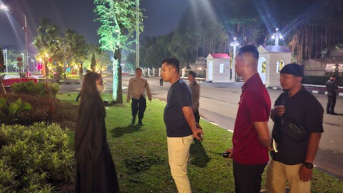 Petugas berdialog dengan perempuan muda yang hendak bunuh diri di depan Istana Merdeka, Jakarta. 