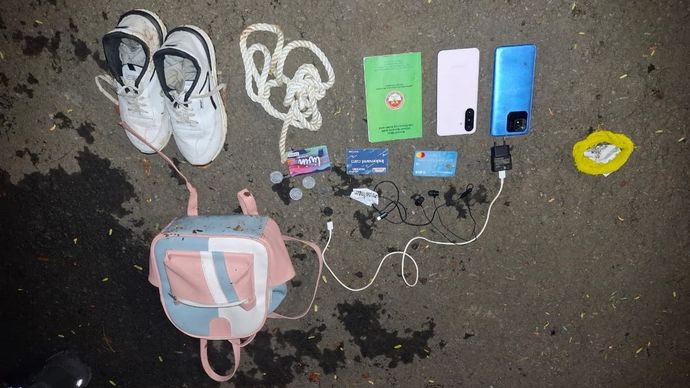 Barang bukti yang didapat dari gadis yang hendak bunuh diri di depan Istana Merdeka, Jakarta. 