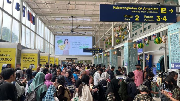 PT Kereta Api Indonesia (Persero) mencatat penjualan tiket Angkutan Lebaran 2026 hingga 23 Maret 2026 pukul 09.00 WIB mencapai 4.028.839 tiket atau 89,6 persen dari total 4.498.696 tempat duduk yang disediakan untuk perjalanan Kereta Api Jarak Jauh dan Kereta Api Lokal pada periode 11 Maret hingga 1 April 2026.  