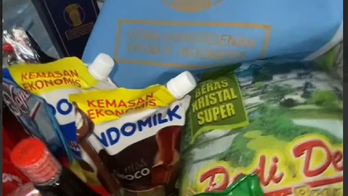 Momen Warga Unboxing Bingkisan dari Open House Prabowo