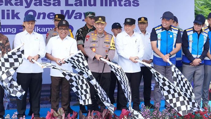 Kapolri Jenderal Pol. Listyo Sigit Prabowo bersama tiga menteri membuka jalur satu arah atau one way arus balik Lebaran 2026 mulai dari Gerbang Tol (GT) Kalikangkung Semarang, Jawa Tengah, Selasa 24 Maret 2026. 