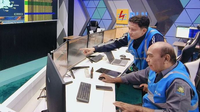 Petugas dispatcher siaga 24 jam memantau keandalan operasi sistem kelistrikan di ruang Distribution Control Center (DCC) PLN Unit Pelaksana Pengatur Distribusi (UP2D) Nusa Tenggara Barat 