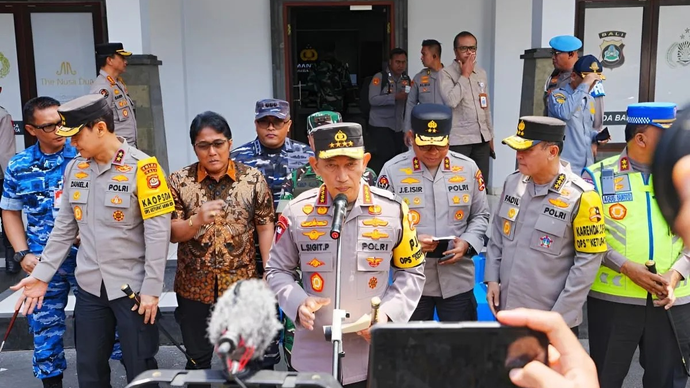 Kapolri Jenderal Pol. Listyo Sigit Prabowo (tengah) memberikan keterangan pers di di Command Center ITDC, Nusa Dua, Bali, Selasa (23/3/2026). (ANTARA/HO-Divisi Humas Polri)