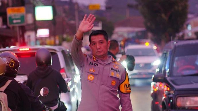 Wisatawan Membludak, Kapolresta Bandung Langsung Urai Kemacetan di Jalur Pacira