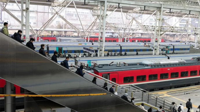 Arsip - Para penumpang menuju peron stasiun untuk menaiki kereta di Seoul, Korea Selatan, 13 Februari 2026. (Xinhua/Jun Hyosang)