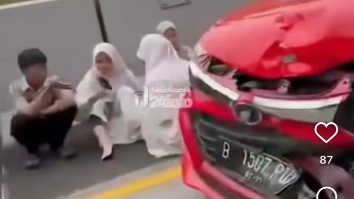 Penumpang dan mobil yang terlibat kecelakaan beruntun di Jalan Tol Solo-Semarang. 