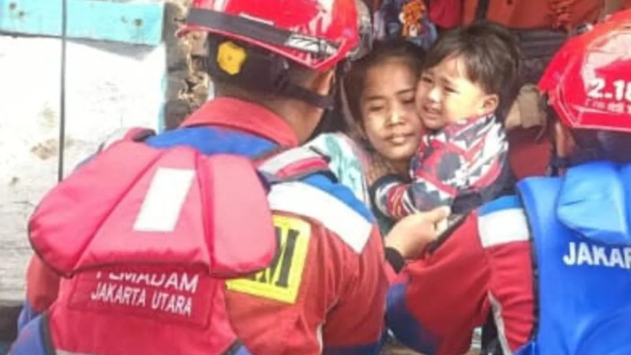 Petugas Gulkarmat mengevakuasi penumpang kapal rusak di perairan Kepulauan Seribu pada Selasa (24/3/2026). ANTARA/HO-Gulkarmat