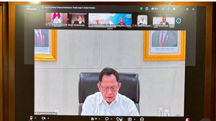 Sekretaris Kabinet Teddy Indra Wijaya mengikuti rapat koordinasi lintas kementerian dan lembaga yang membahas rencana kebijakan di sektor energi serta stimulus ekonomi.