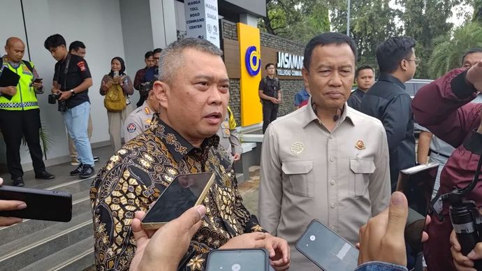 Menteri Perhubungan Dudy Purwagandhi (kiri) memberikan keterangan kepada pers usai meninjau kondisi arus balik Lebaran 2026 di Jasa Marga Toll Road Command Center (JMTC), Jatiasih, Bekasi, Jabar, Rabu (25/3/2026). (ANTARA/Aria Ananda)