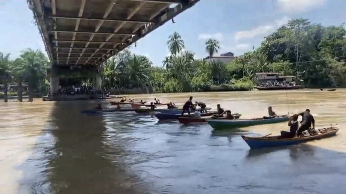 Perlahan pulih dari bencana, masyarakat Rundeng, Subulussalam, Aceh memeriahkan Lebaran dengan Balap Robin di Sungai Lae Soraya.