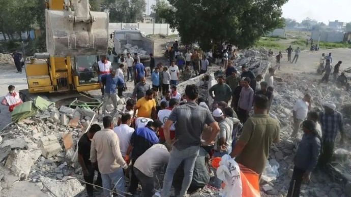 Tim penyelamat dan warga lokal berupaya menyelamatkan korban luka dari reruntuhan di sebuah sekolah khusus perempuan yang diserang di Minah, Provinsi Hormozgan, Iran selatan, pada Sabtu 28 Februari 2026. (ANTARA/Xinhua/Mehr News Agency)
