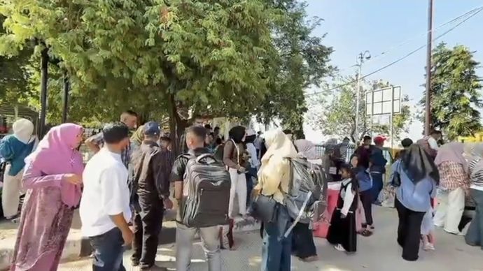 Aceh mulai bangkit pascabencana, Pelabuhan Ulee Lheue Banda Aceh dipadati wisatawan yang hendak menyeberang ke Sabang untuk merayakan Idulfitri.