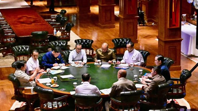 Prabowo Subianto menerima Menteri Investasi dan Hilirisasi yang juga Kepala Badan Pengelola Investasi Daya Anagata Nusantara (BPI Danantara) Rosan Perkasa Roeslani bersama sejumlah Menteri Kabinet Merah Putih di kediaman pribadi Presiden di Hambalang