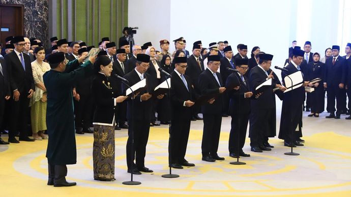 Ketua Mahkamah Agung Republik Indonesia Sunarto, mengambil sumpah jabatan tujuh Anggota Dewan Komisioner (ADK) Otoritas Jasa Keuangan (OJK) di Gedung Mahkamah Agung, Jakarta, Rabu 25 Maret 2026.