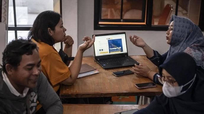 Petugas KPP Pratama Semarang Tengah (kanan) berbincang dengan wajib pajak dalam layanan jemput bola pelaporan SPT Tahunan melalui sistem Coretax di Kantor Kecamatan Semarang Tengah, Semarang, Jawa Tengah, Rabu (11/2/2026). KPP Pratama Semarang Tengah menggelar layanan jemput bola pelaporan SPT Tahunan dan aktivasi coretax untuk meningkatkan kepatuhan, memperluas akses layanan, dan mendorong transformasi digital perpajakan, di mana secara nasional Direktorat Jenderal Pajak mencatat pelaporan SPT Tahunan PPh Tahun Pajak 2025 telah mencapai sekitar 1.822.185 laporan per 9 Februari 2026. ANTARA FOTO/Aprillio Akbar/foc.