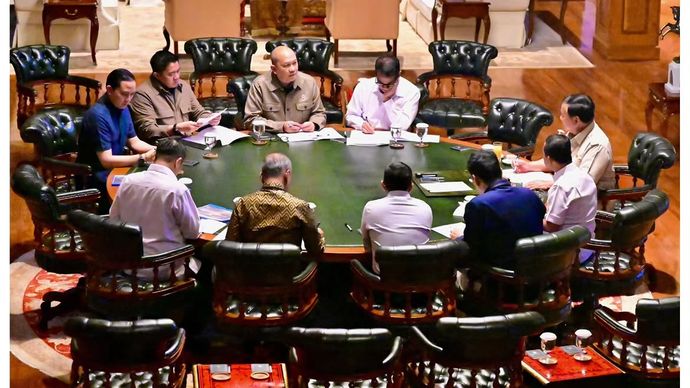 Prabowo Subianto menerima Menteri Investasi dan Hilirisasi yang juga Kepala Badan Pengelola Investasi Daya Anagata Nusantara (BPI Danantara) Rosan Perkasa Roeslani bersama sejumlah Menteri Kabinet Merah Putih di kediaman pribadi Presiden di Hambalang, Bogor