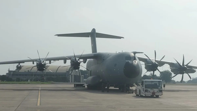 Pesawat angkut A400M di Lanud Halim Perdanakusuma, Jakarta Timur, Jumat (28/11/2025). (ANTARA/Walda Marison)