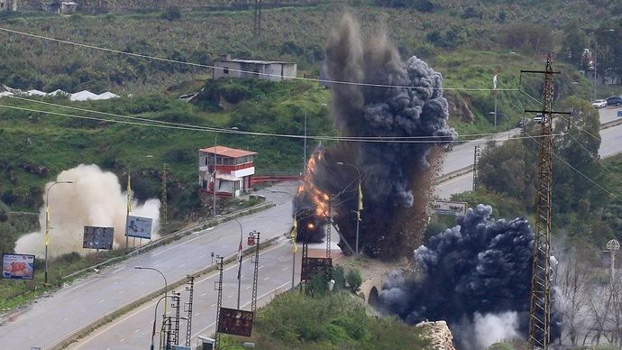 Foto ini menunjukkan lokasi serangan udara Israel di sebuah jembatan di atas Sungai Litani di Qasmiyeh, Lebanon selatan, Minggu 22 Maret 2026. ANTARA/Xinhua/Ali Hashisho/aa.