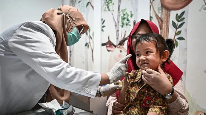 Arsip - Petugas kesehatan menyuntikkan vaksin campak dan rubella (MR) saat kegiatan vaksinasi campak gratis di Rumah Vaksinasi Pusat, Jakarta, Kamis (12/3/2026). Ikatan Dokter Anak Indonesia (IDAI) bersama Rumah Vaksinasi Pusat menggelar vaksinasi MR gratis bagi anak usia sembilan hingga 59 bulan sebagai upaya meningkatkan perlindungan kesehatan anak di tengah meningkatnya kasus campak serta tingginya mobilitas masyarakat menjelang libur panjang Hari Raya Idul Fitri. ANTARA FOTO/Fauzan