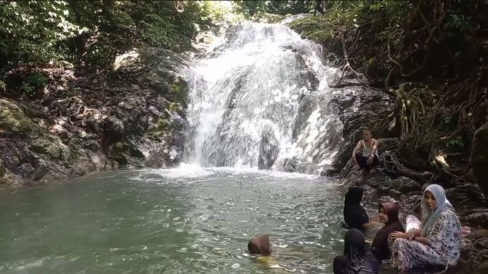 Keindahan Air Terjun 7 Tingkat di Tapak Tuan menarik wisatawan saat libur Lebaran dan menjadi destinasi favorit untuk liburan bersama keluarga.